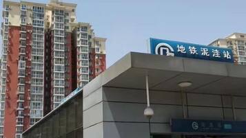 Un edificio moderno con un letrero que indica un hotel o establecimiento de alojamiento.