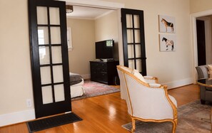 2 bedrooms, desk, travel crib, WiFi (free) - St. Matthew’s - Walk to Shops & Restaurants (Louisville)
