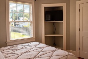 2 bedrooms, desk, travel crib, WiFi (free) - St. Matthew’s - Walk to Shops & Restaurants (Louisville)