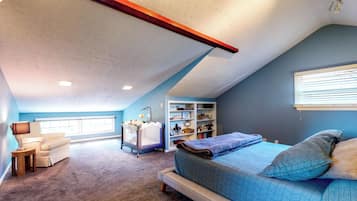2 bedrooms, in-room safe, desk, WiFi