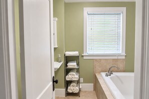 Shower, towels, soap, shampoo - St. Matthew’s - Walk to Shops & Restaurants (Louisville)
