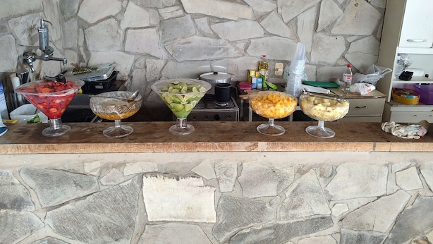 A stone wall with a bar area featuring various drinks in martini glasses. - Rancho Dos Anjos Farm in Campinas - Daily Rates, Seasons and Events (Campinas)