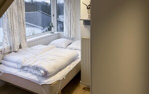 Travel crib, free WiFi
