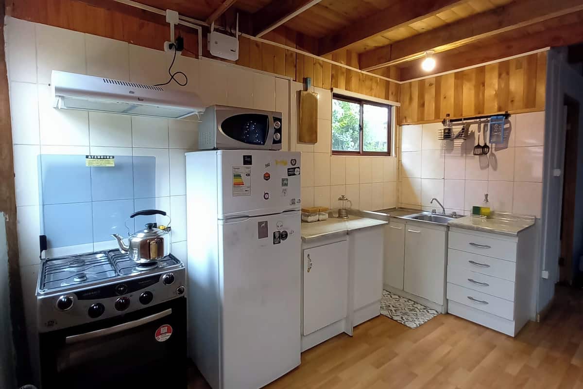 Cabane, vue jardin | Cuisine privée | Réfrigérateur, micro-ondes, four, plaque de cuisson