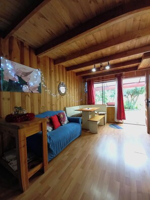 Basic Cabin, Garden View | Living area