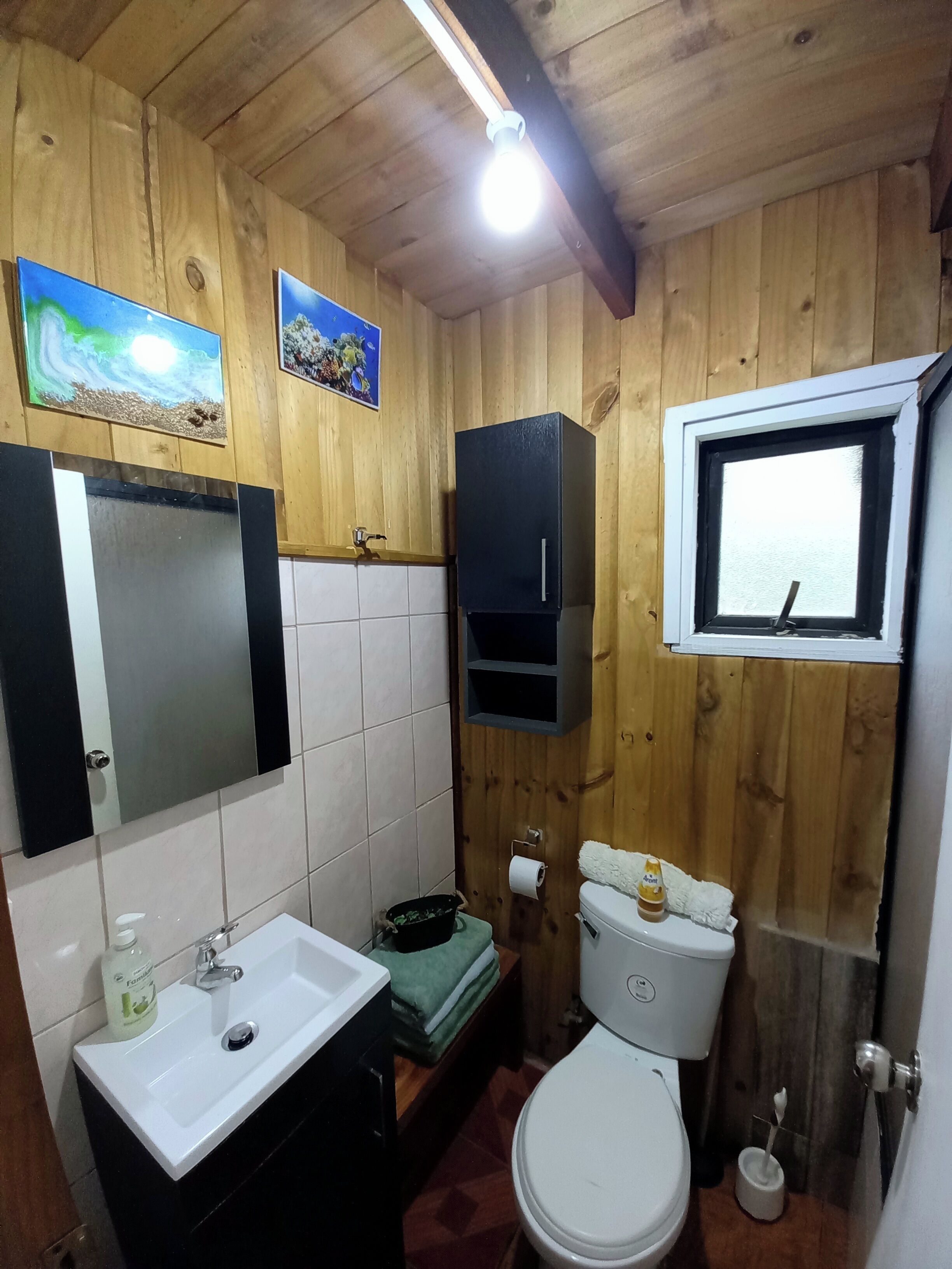 基础小屋, 花园景观 | 浴室 | 毛巾、肥皂、卫生纸