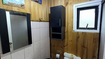 基础小屋, 花园景观 | 浴室 | 毛巾、肥皂、卫生纸