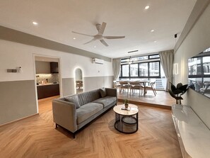 TV - Spacious 3-bedroom apartment in cool Kuala Lumpur with AC, WiFi (Kuala Lumpur)