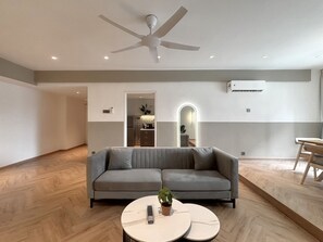 TV - Spacious 3-bedroom apartment in cool Kuala Lumpur with AC, WiFi (Kuala Lumpur)