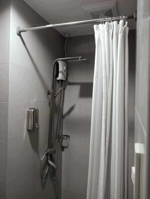 Haartrockner, Handtücher, Seife, Toilettenpapier