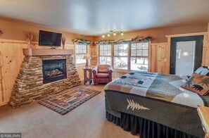 4 bedrooms, travel cot, free WiFi, bed sheets - Lakefront Home on the Whitefish Chain - Outdoor Pool, Pickleball Courts and More (Pequot Lakes)