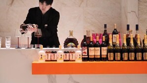 A bar area with a variety of bottles and glasses on display. - Four Seasons Fashion Hotel (Yongkang South Railway Station Xijinqiao Pedestrian Street) (Yongkang)