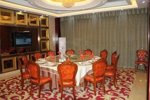 A conference room with a round table, chairs, and a television. - Lanzhou Senheyuan Hotel (Lanzhou)