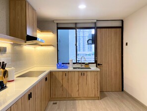 Kühlschrank, Mikrowelle, Herdplatte, Wasserkocher