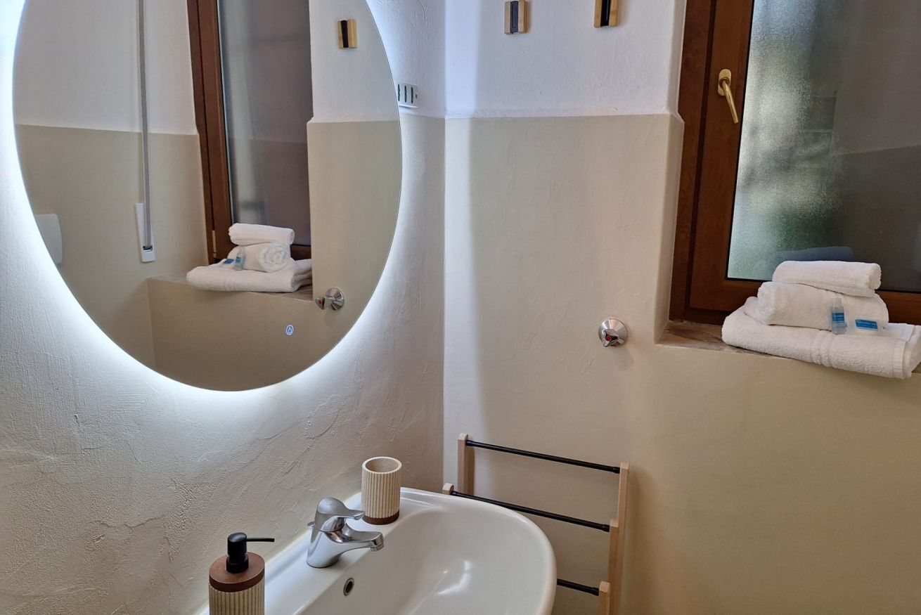 Douche, sèche-cheveux, bidet, serviettes fournies