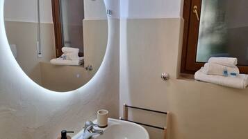 Douche, sĂšche-cheveux, bidet, serviettes fournies