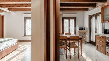 2 quartos, ferros/tábuas de passar roupa, roupa de cama