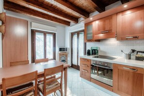 冷蔵庫、電子レンジ、オーブン、コンロ