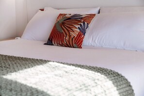 2 bedrooms, iron/ironing board, bed sheets