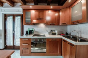 Frigorifero, microonde, forno, piano cottura