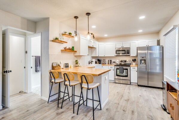 Fridge, microwave, oven, stovetop - Modern, Fun & Family-Friendly Stay – Close to Everything You Need! (Wichita)