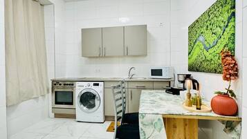 KĂŒhlschrank, Mikrowelle, Ofen, Herdplatte