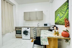 Frigorífico, microondas, horno y placa de cocina