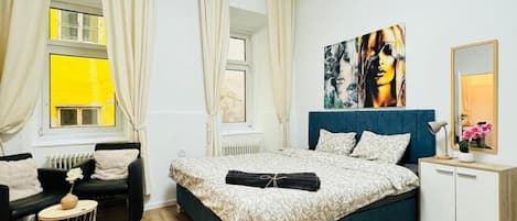 5 bedrooms, WiFi, bed sheets