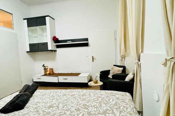 5 bedrooms, WiFi, bed sheets