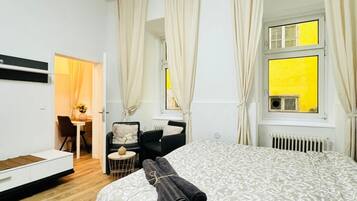 5 Schlafzimmer, Schreibtisch, Bügeleisen/Bügelbrett, WLAN