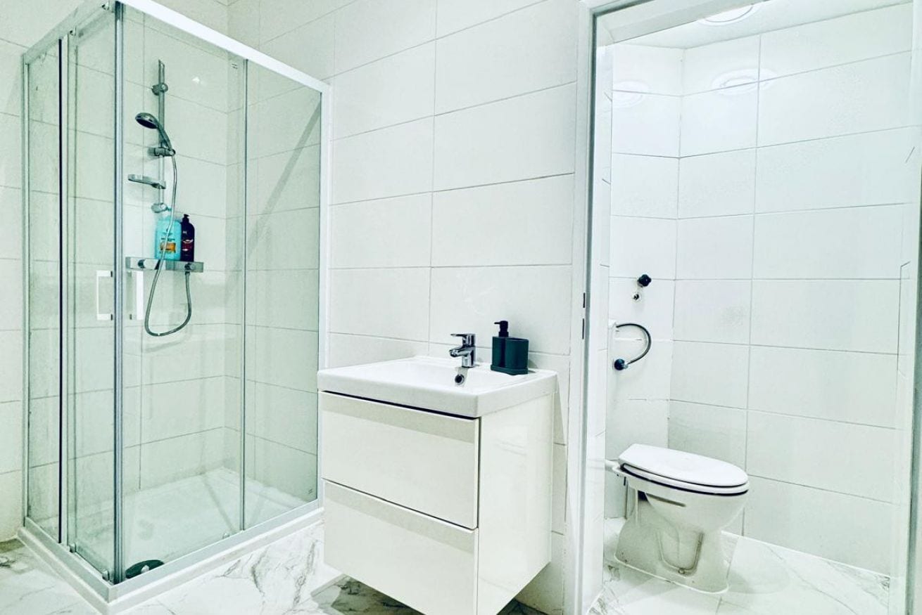 Dusche, Haartrockner, Handtücher, Seife