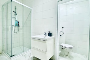 Shower, hair dryer, towels, soap - Cozy Stay for 2P | Near Matzleinsdorfer Platz (Vienna)