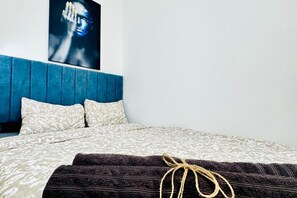 1 slaapkamer, een strijkplank/strijkijzer, wifi, beddengoed