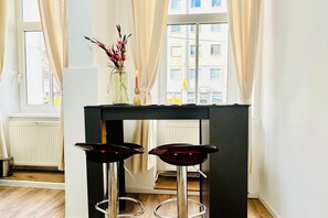 Dining - Cozy Stay for 2P | Near Matzleinsdorfer Platz (Vienna)