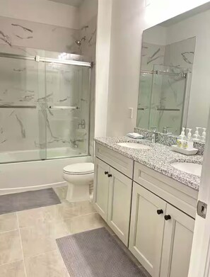 Shower, hair dryer, towels, toilet paper - Luxury 4-bedroom townhome in beautiful Naples with Pool (Naples)