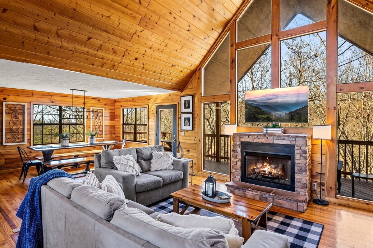 2 miles to Dollywood ★ Private Hot Tub ★ Resort Pool ★ Best Location & Value