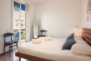 2 bedrooms, WiFi, bed sheets - Casa Marli  - just one minute from lake Garda (Lazise)