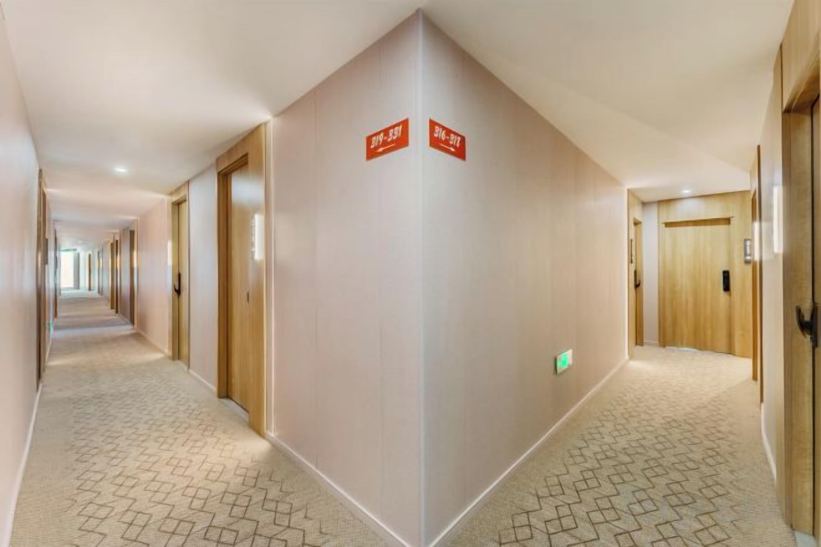 Corredor de hotel com portas identificadas como 'B1' e 'B2'.