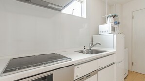 Una cocina moderna con horno empotrado, microondas y lavabo.