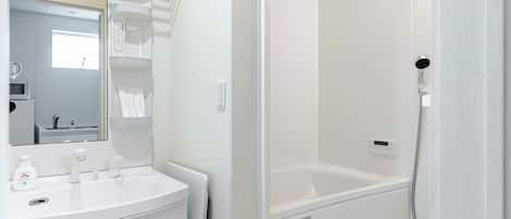 Séchoir à cheveux, bidet, serviettes fournies, savon