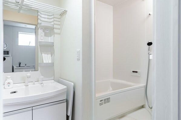 Sèche-cheveux, bidet, serviettes fournies, savon