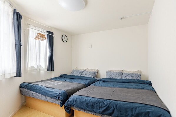 2 habitaciones, escritorio, tabla de planchar con plancha y wifi gratis 