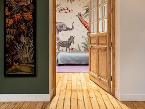 3 slaapkamers, een strijkplank/strijkijzer, wifi, beddengoed