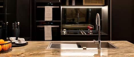 冷蔵庫、電子レンジ、オーブン、コンロ