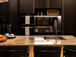 Réfrigérateur, micro-ondes, four, plaque de cuisson