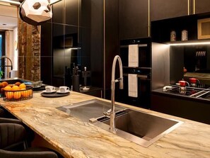 Een koelkast, een magnetron, een oven, een kookplaat