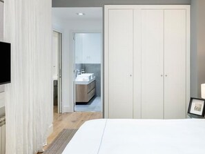 3 bedrooms, in-room safe, desk, iron/ironing board