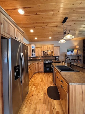 Fridge, microwave, oven, stovetop - Lakeview Home with Dock on the Whitefish Chain, Outdoor Pool, Pickleball & More (Pequot Lakes)