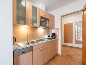 冰箱、微波炉、洗碗机、厨具/餐具