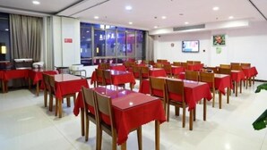 A conference room with tables and chairs, a projector, and a large window. - Greentree Inn Newtown Malu Subway Station Business (Shanghai)